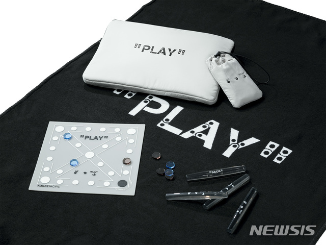 [서울=뉴시스]아모레퍼시픽x오프화이트 'PLAY KIT'