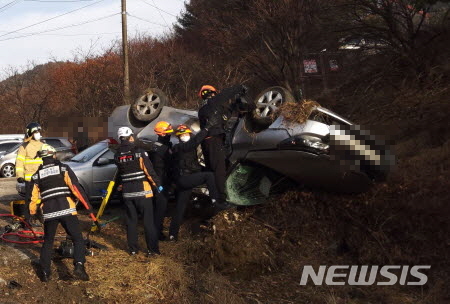 [원주=뉴시스]김동현 기자 = 25일 오전 9시2분께 강원 원주시 신림면 도로에서 승용차가 전복된 모습이다. 2021.01.25. (사진=원주소방서 제공) Photo@newsis.com