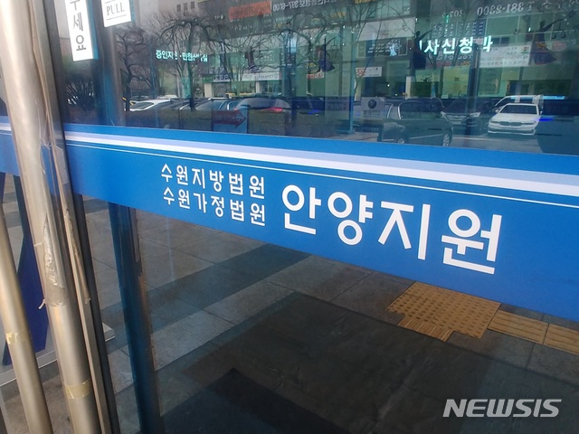 현관문에 래커칠…금전 약속받고 보복 대행한 20대 구속