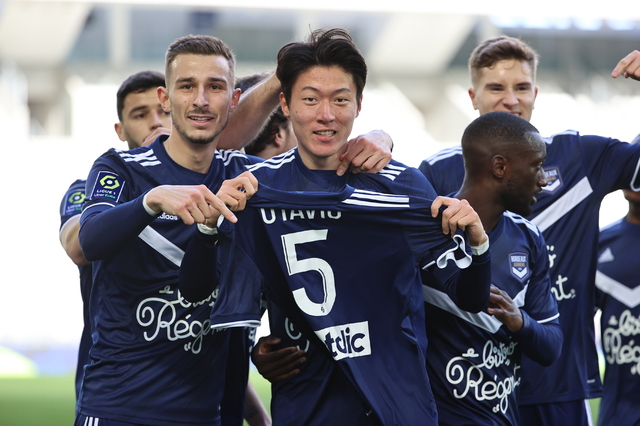 [서울=뉴시스] 득점 후 부상 동료 유니폼을 든 황의조. (캡처=보르도 소셜미디어)