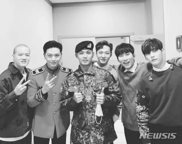 [서울=뉴시스]그룹 비투비. (사진=이창섭 인스타그램 캡처) 2021.01.25 photo@newsis.com