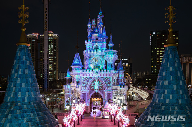 [서울=뉴시스]'스노우 캐슬'로 변신한 롯데월드 야외 매직 아일랜드의 '매직 캐슬'