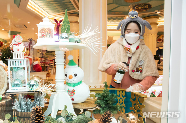 [서울=뉴시스]롯데월드 내 상품점 방역·소독 모습