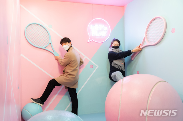 [서울=뉴시스]롯데월드 '세젤예교'의 '테니스 코트 부스'