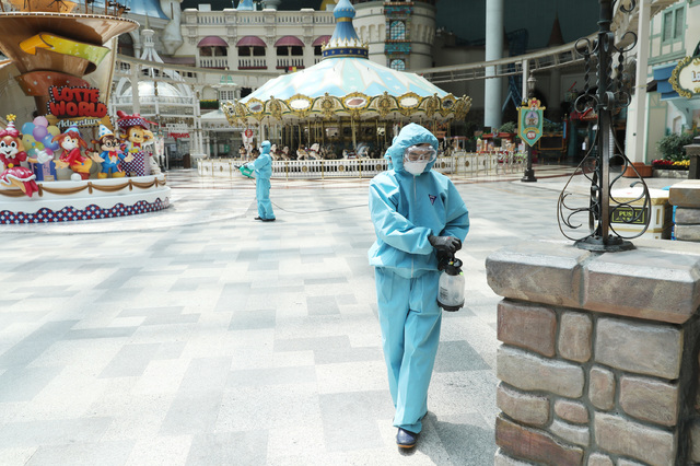 [서울=뉴시스]롯데월드 실내 소독·방역 작업 모습