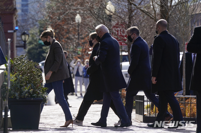 [워싱턴=AP/뉴시스] 24일(현지시간) 취임 후 첫 주말을 맞은 조 바이든 미국 대통령(왼쪽에서 세번째)이 미사에 참석하기 위해 '홀리 트리니티 가톨릭 처치'에 도착한 모습. 2021.01.25.