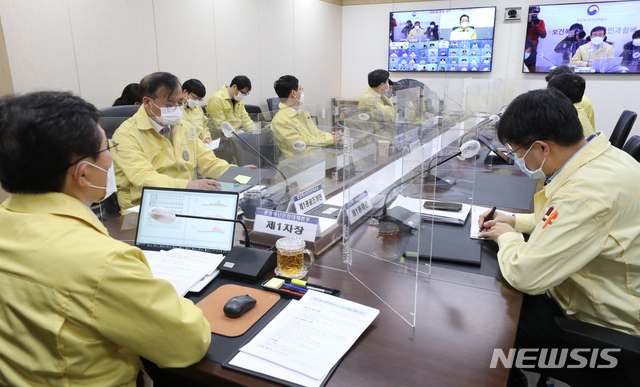 [세종=뉴시스]강종민 기자 = 권덕철 중앙재난안전대책본부 1차장(보건복지부 장관) 등이 25일 오전 정부세종청사에서 열린 신종 코로나바이러스 감염증(코로나19) 대응 중대본 회의에서 서울청사에서 참관하던 정세균 총리의 발언을 듣고 있다. 2021.01.25.&nbsp;&nbsp; ppkjm@newsis.com