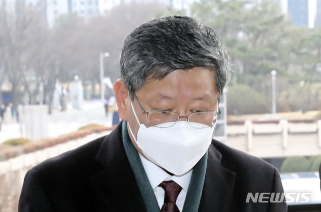 [과천=뉴시스]최진석 기자 = 택시기사 사건과 관련해 논란이 일고 있는 이용구 법무부 차관이 25일 오전 경기 과천 법무부 청사로 출근하고 있다. 2021.01.25. myjs@newsis.com