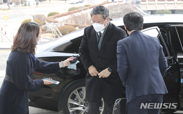 [과천=뉴시스]최진석 기자 = 택시기사 사건과 관련해 논란이 일고 있는 이용구 법무부 차관이 25일 오전 경기 과천 법무부 청사로 출근하고 있다. 2021.01.25. myjs@newsis.com