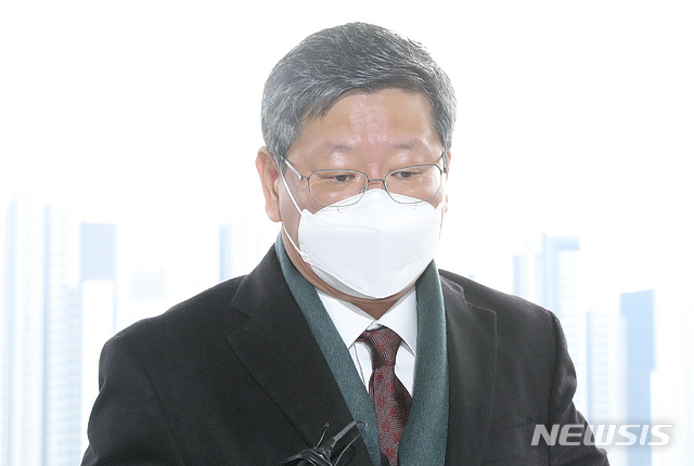 [과천=뉴시스]최진석 기자 = 택시기사 사건과 관련해 논란이 일고 있는 이용구 법무부 차관이 25일 오전 경기 과천 법무부 청사로 출근하고 있다. 2021.01.25. myjs@newsis.com