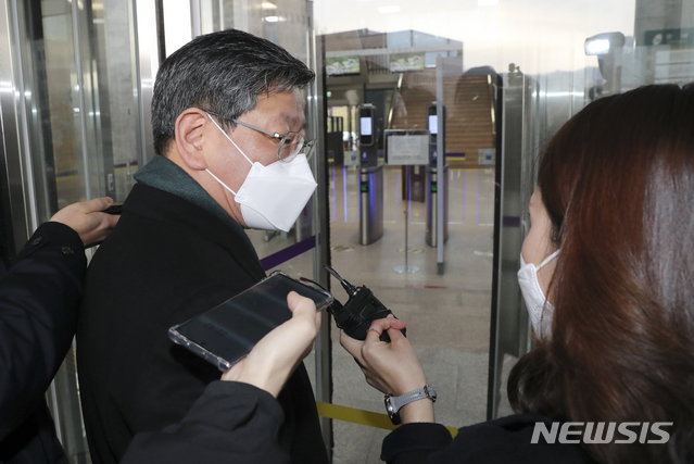 [과천=뉴시스]최진석 기자 = 택시기사 사건과 관련해 논란이 일고 있는 이용구 법무부 차관이 25일 오전 경기 과천 법무부 청사로 출근하며 취재진의 질문에 답하고 있다. 2021.01.25. myjs@newsis.com