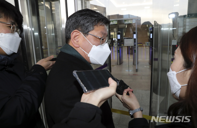 [과천=뉴시스]최진석 기자 = 택시기사 사건과 관련해 논란이 일고 있는 이용구 법무부 차관이 25일 오전 경기 과천 법무부 청사로 출근하며 취재진의 질문에 답하고 있다. 2021.01.25. myjs@newsis.com