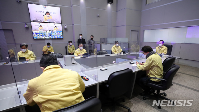 [서울=뉴시스]김선웅 기자 = 정세균 국무총리가 25일 서울 종로구 정부서울청사에서 서울-세종 간 화상으로 열린 신종 코로나바이러스 감염증(코로나19) 중앙방역대책본부(중대본) 회의에서 발언하고 있다. 2021.01.25. mangusta@newsis.com