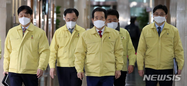 [서울=뉴시스]김선웅 기자 = 정세균 국무총리가 25일 서울 종로구 정부서울청사에서 서울-세종 간 화상으로 열린 신종 코로나바이러스 감염증(코로나19) 중앙방역대책본부(중대본) 회의에 참석하고 있다. 2021.01.25. mangusta@newsis.com