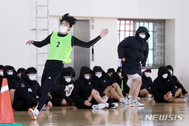 [서울=뉴시스]고승민 기자 = 지난 1월25일 서울 세종대학교 용덕관에서 열린 정시 체육학과 실기고사에서 수험생들이 지그재그 달리기를 하고 있다. 2021.01.25. kkssmm99@newsis.com