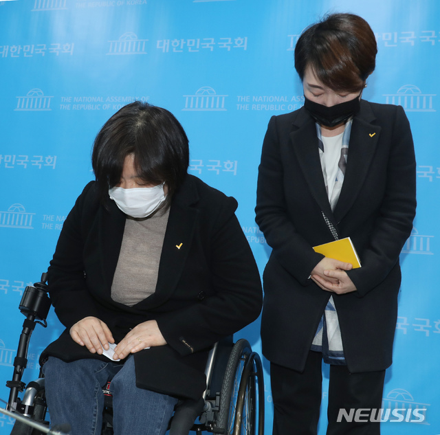 [서울=뉴시스]전진환 기자 = 정의당 젠더인권본부를 맡고 있는 배복주 부대표가 25일 국회 소통관에서 김종철 대표의 성추행 사건 관련 긴급기자회견 중 고개숙여 사과하고 있다. 오른쪽은 정호진 대변인. (공동취재사진) 2021.01.25. photo@newsis.com