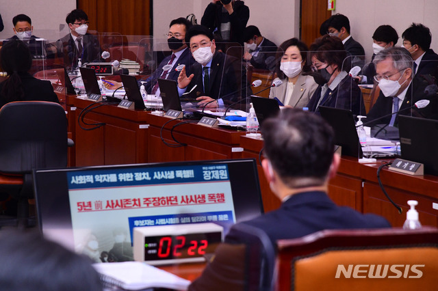 [서울=뉴시스]김진아 기자 = 장제원 국민의힘 의원이 25일 오전 서울 여의도 국회 법제사법위원회에서 열린 인사청문회에 출석해 박범계 법무부 장관 후보자를 상대로 5년 전 사시존치를 주장하던 사시생 폭행 의혹에 대해 질의하고 있다. (공동취재사진) 2021.01.25. photo@newsis.com