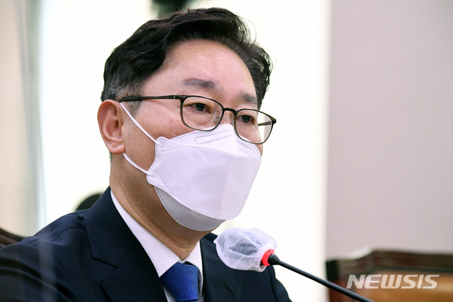 [서울=뉴시스]김진아 기자 = 박범계 법무부 장관 후보자가 25일 오전 서울 여의도 국회 법제사법위원회에서 열린 인사청문회에 출석해 의원 질의에 답변하고 있다. (공동취재사진) 2021.01.25. photo@newsis.com