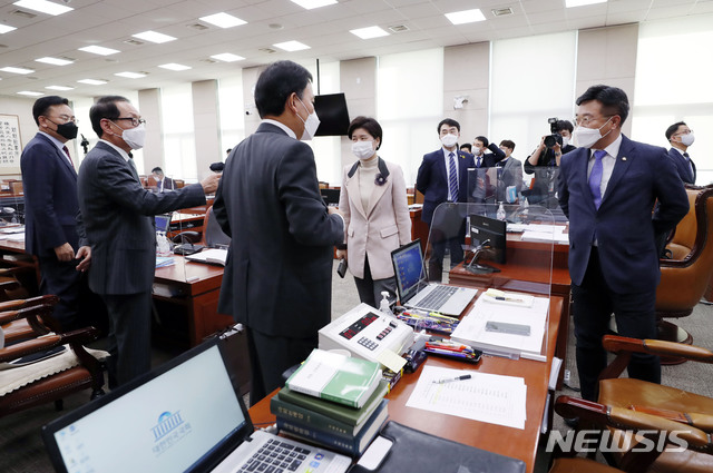 [서울=뉴시스]최동준 기자 = 법제사법위원회 윤호중 위원장, 국민의힘 김도읍 간사를 비롯한 야당 의원들이 25일 서울 여의도 국회에서 열린 박범계 법무부 장관 후보자 인사청문회 오전 질의를 마치고 청문회 질의 내용, 진행과 관련해 언쟁을 벌이고 있다. 2021.01.25. photocdj@newsis.com