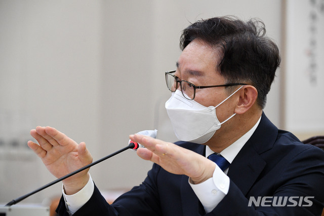 [서울=뉴시스]김진아 기자 = 박범계 법무부 장관 후보자가 지난 25일 오전 서울 여의도 국회 법제사법위원회에서 열린 인사청문회에 출석해 의원의 질의에 답변하고 있다. (공동취재사진) 2021.01.25. photo@newsis.com