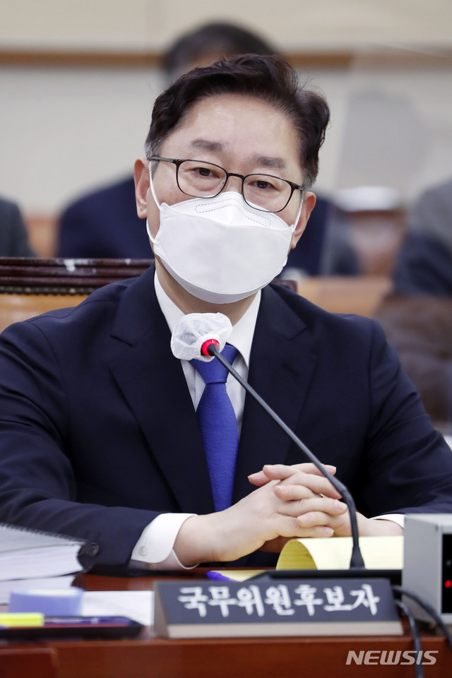 [서울=뉴시스]최동준 기자 = 박범계 법무부 장관 후보자가 25일 서울 여의도 국회 법제사법위원회에서 열린 인사청문회에서 질의에 답변하고 있다. 2021.01.25. photocdj@newsis.com