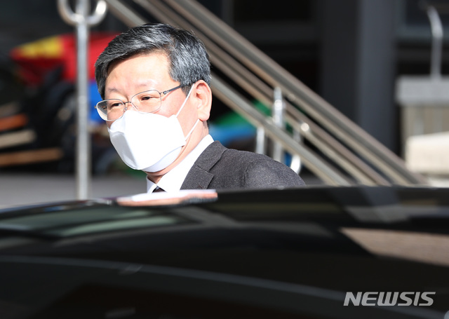 [과천=뉴시스]최진석 기자 = 택시기사 사건과 관련해 논란이 일고 있는 이용구 법무부 차관이 25일 오전 경기 과천 법무부 청사에서 나와 차량에 탑승하고 있다. (공동취재사진) 2021.01.25. photo@newsis.com