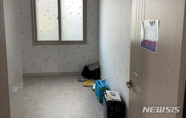 [광주=뉴시스] = 신종코로나바이러스 감염증(코로나19) 집단감염이 발생한 광주 북구 신용동 TCS에이스국제학교 생활방. TCS국제학교에서는 26일 기준 31명의 코로나19 확진자가 나왔다. (사진=광주시청 제공). photo@newsis.com 