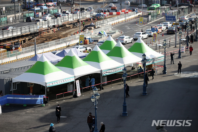 [서울=뉴시스]김선웅 기자 = 지난 25일 서울역 광장에 설치된 중구 임시 선별검사소가 한산한 모습이다. 2021.01.25. mangusta@newsis.com