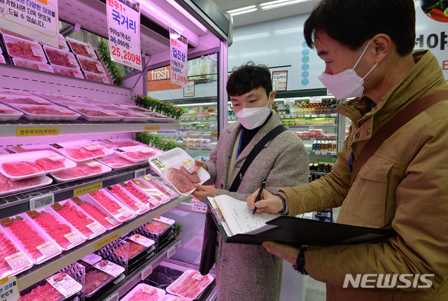 [대구=뉴시스] 이무열 기자 = 25일 오후 대구 북구 한 대형마트 축산물 정육코너에서 대구시 민생사법경찰과 직원들이 축산물 원산지 표시 집중 단속을 하고 있다.2021.01.25. lmy@newsis.com