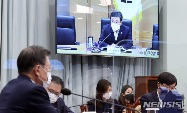 [서울=뉴시스]박영태 기자 = 권덕철 보건복지부 장관이 25일 오후 청와대에서 열린 보건복지부·식품의약품안전처·질병관리청 2021년 업무보고에 화상으로 참석해 문재인 대통령에 보고하고 있다. 2021.01.25. since1999@newsis.com