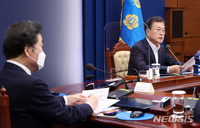 [서울=뉴시스]박영태 기자 = 문재인 대통령이 25일 오후 청와대에서 열린 보건복지부·식품의약품안전처·질병관리청 2021년 업무보고에 참석해 발언을 하고 있다. 2021.01.25. since1999@newsis.com