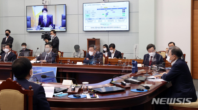 [서울=뉴시스]박영태 기자 = 문재인 대통령이 25일 오후 청와대에서 열린 보건복지부·식품의약품안전처·질병관리청 2021년 업무보고에 참석해 김강립 식약처장의 보고를 받고 있다. 2021.01.25. since1999@newsis.com