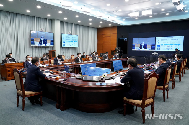 [서울=뉴시스]박영태 기자 = 문재인 대통령이 25일 오후 청와대에서 열린 보건복지부·식품의약품안전처·질병관리청 2021년 업무보고에 참석해 정은경 질병관리청장으로 부터 보고를 받고 있다. 2021.01.25. since1999@newsis.com 