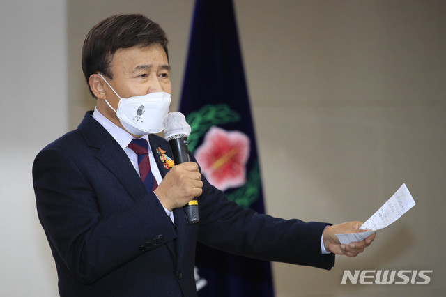 [서울=뉴시스]박민석 기자 = 김원웅 광복회장이 25일 오후 서울 여의도 광복회관에서 열린 독립운동가 최재형상 시상식에 참석해 인사말을 하고 있다. 2021.01.25. mspark@newsis.com