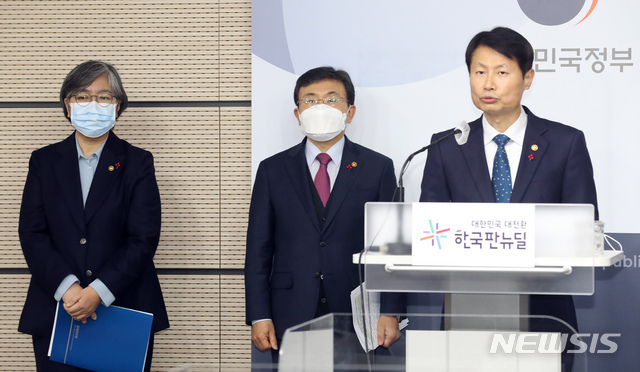 [세종=뉴시스]강종민 기자 = 권덕철 보건복지부 장관과 김강립 식품의약품안전처장, 정은경 질병관리청장이 25일 오후 정부세종청사에서 코로나19 조기 극복 및 포용적 일상 회복에 중점을 둔 2021년도 업무계획을 발표하고 있다. 2021.01.25.&nbsp; ppkjm@newsis.com