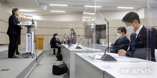 [세종=뉴시스]강종민 기자 = 정은경 질병관리청장이 25일 오후 정부세종청사에서 코로나19 조기 극복 및 포용적 일상 회복에 중점을 둔 2021년도 업무계획을 발표하고 있다. 권덕철 보건복지부 장관과 김강립 식품의약품안전처장이 질병청의 업무보고 내용을 듣고 있다. 2021.01.25. ppkjm@newsis.com