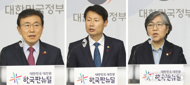 [세종=뉴시스]강종민 기자 = 권덕철 보건복지부 장관과 김강립 식품의약품안전처장, 정은경 질병관리청장이 25일 오후 정부세종청사에서 코로나19 조기 극복 및 포용적 일상 회복에 중점을 둔 2021년도 업무계획을 발표하고 있다. 2021.01.25. ppkjm@newsis.com