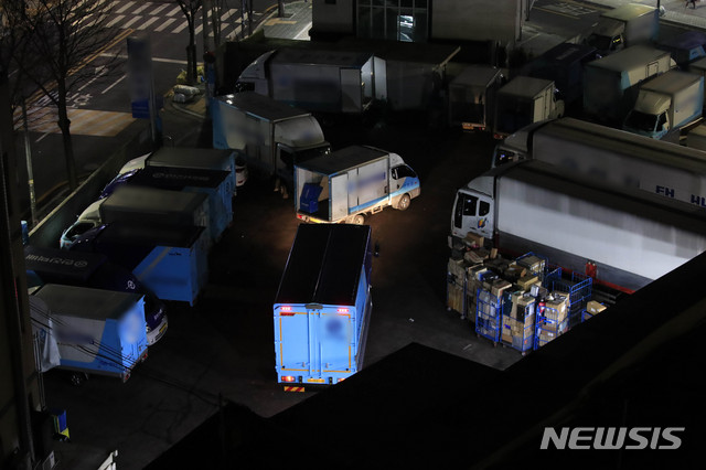 [서울=뉴시스]박민석 기자 = 지난 2021년 1월 25일 서울 시내의 한 택배 물류센터에 택배 차량들이 오가고 있다. 해당 기사와 직접적인 관계 없음. 2021.01.25. mspark@newsis.com
