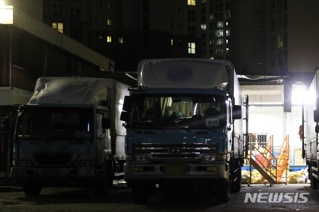 [서울=뉴시스]박민석 기자 = 오후 9시 이후 심야 택배 배송 제한 조치가 시행된 지난 2021년 1월 25일 서울 시내의 한 택배 물류센터에 택배 차량들이 주차돼 있다. 2021.01.25. mspark@newsis.com