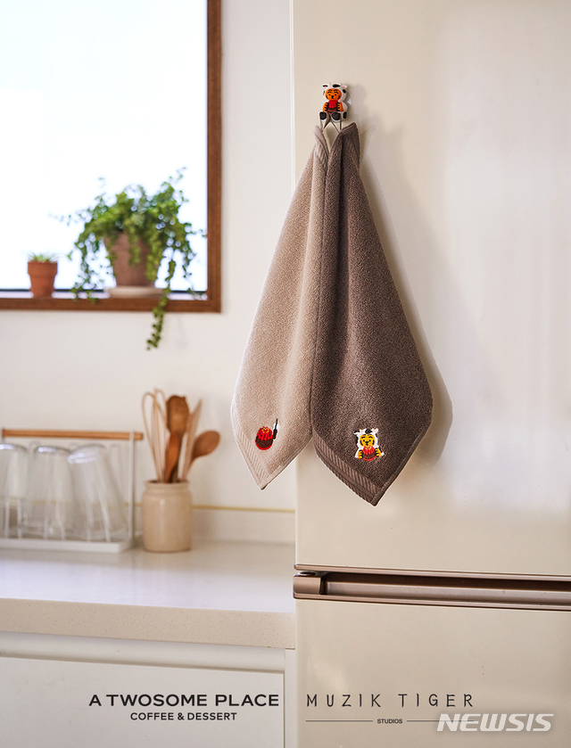[서울=뉴시스]'투썸X무직타이거 타올 세트' 