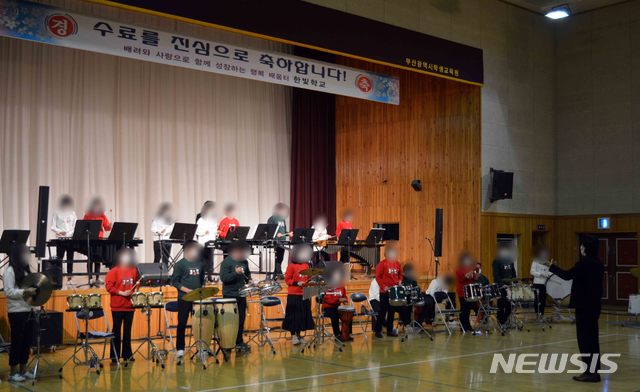 [부산=뉴시스] 지난해 12월 부산시학생교육원 부속 대안교육시설인 '한빛학교' 수료식에서 학생과 교직원이 함께 한 타악앙상블 공연 모습. (사진=한빛학교 제공) 2021.07.04. photo@newsis.com