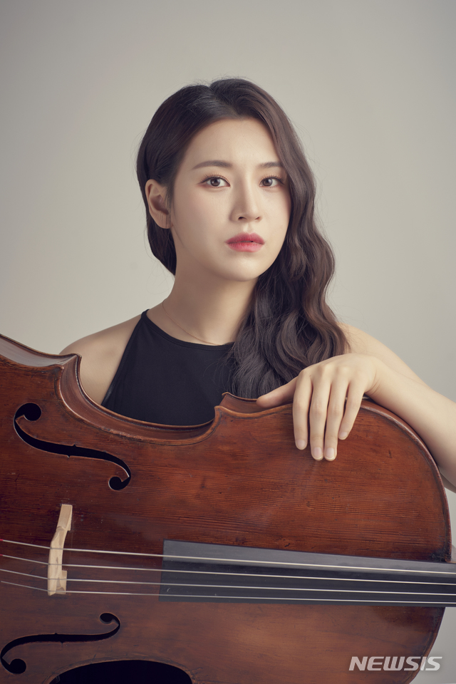 [서울=뉴시스]첼리스트 박유신(사진=목프로덕션 제공)2021.01.26 photo@newsis.com