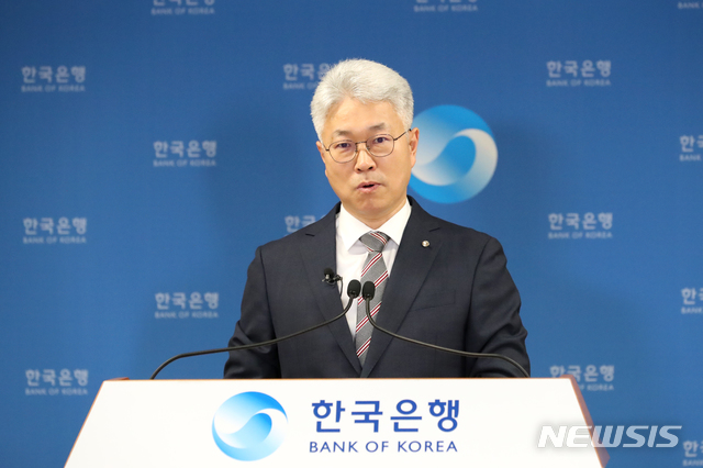 [서울=뉴시스] 박양수 한국은행 경제통계국장이 26일 '2020년 4분기 및 연간 실질국내총생산(속보)' 설명회를 하고 있다. (사진=한국은행 제공) 2021.01.26. photo@newsis.com&nbsp; 