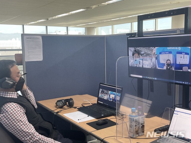 대구TP 화상상담실, 일본 바이어의 문의에 실시간으로 답하고 있다.