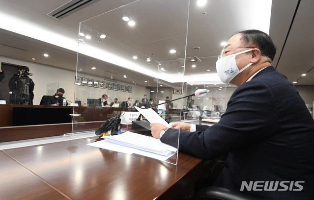 [세종=뉴시스] 홍남기 부총리 겸 기획재정부 장관이 26일 서울 여의도 중소기업중앙회에서 열린 '제6차 소재.부품.장비 경쟁력강화위원회'를 주재, 모두발언을 하고 있다.(사진=기획재정부)