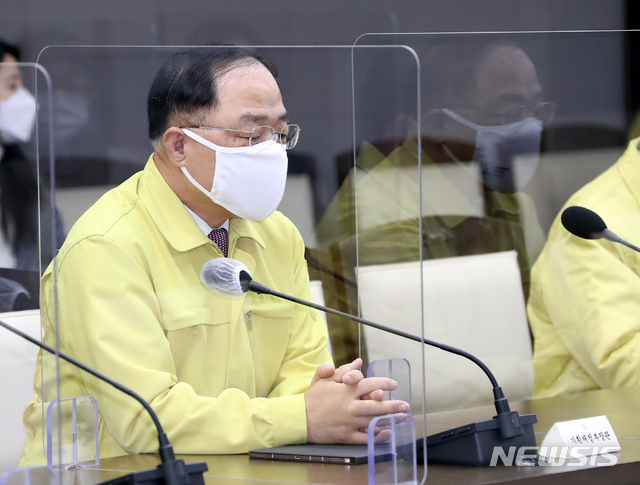 [세종=뉴시스]강종민 기자 = 홍남기 부총리 겸 기획재정부 장관이 26일 오전 정부세종청사에서 열린 코로나19 중대본 회의에 참석, 회의시작을 기다리고 있다. 2021.01.26.&nbsp; ppkjm@newsis.com