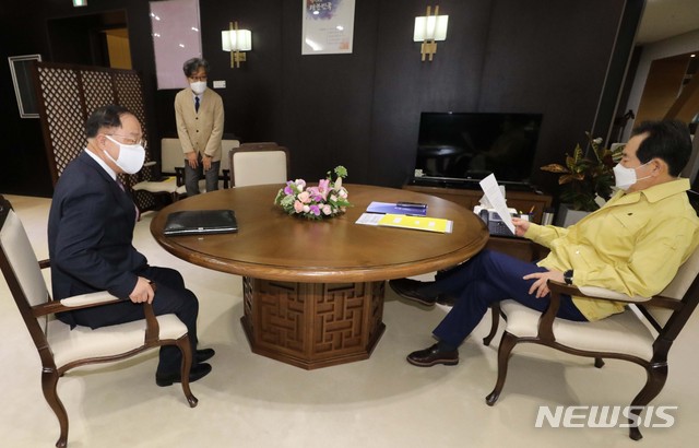 [세종=뉴시스]강종민 기자 = 정세균 국무총리와 홍남기 부총리 겸 기획재정부 장관이 26일 오전 정부세종청사 총리 집무실에서 열린 총리-부총리 협의회에 참석하고 있다. 2021.01.26. ppkjm@newsis.com