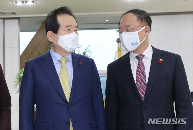 [세종=뉴시스]강종민 기자 = 정세균 국무총리와 홍남기 부총리 겸 기획재정부 장관이 26일 오전 정부세종청사 총리 집무실에서 열린 총리-부총리 협의회에 앞서 기념촬영을 하며 대화하고 있다. 2021.01.26. ppkjm@newsis.com