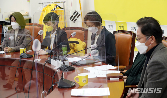 [서울=뉴시스]최동준 기자 = 강은미(왼쪽 세번째) 정의당 원내대표가 26일 서울 여의도 국회에서 열린 의원총회에서 김종철 전 대표의 성추행 사건에 대해 사과하며 고개를 숙이고 있다. (공동취재사진) 2021.01.26. photo@newsis.com