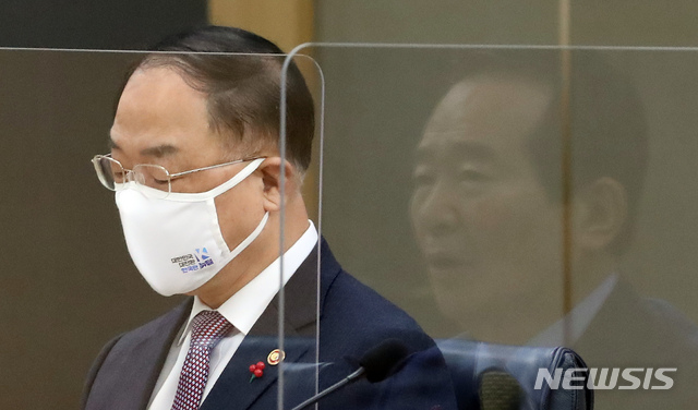 [세종=뉴시스]강종민 기자 = 홍남기 부총리 겸 기획재정부 장관이 26일 오전 정부세종청사에서 열린 국무회의에서 정세균 국무총리의 모두발언을 듣고 있다. 2021.01.26. ppkjm@newsis.com